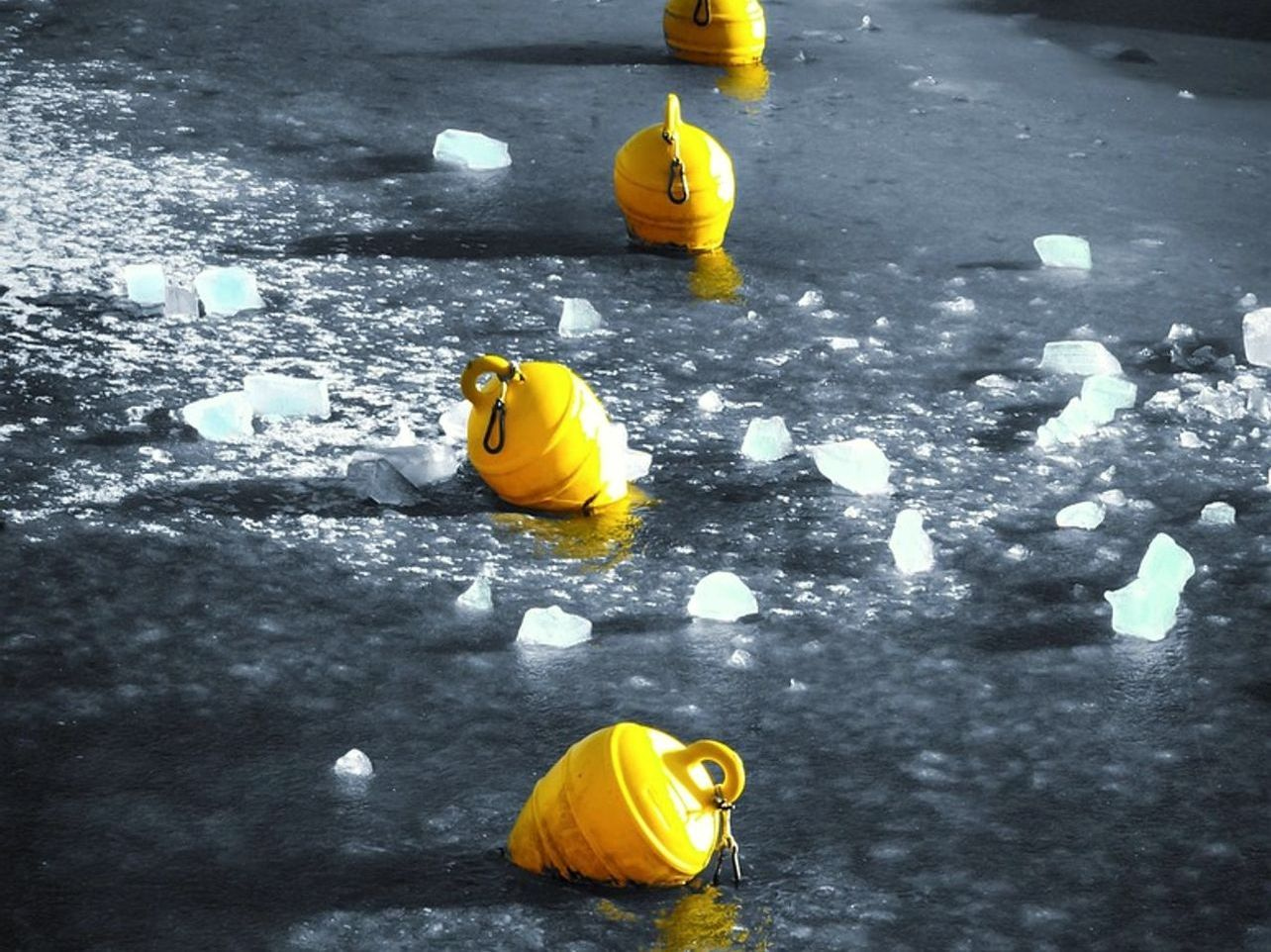 Sol bajo iluminando el espesor del hielo