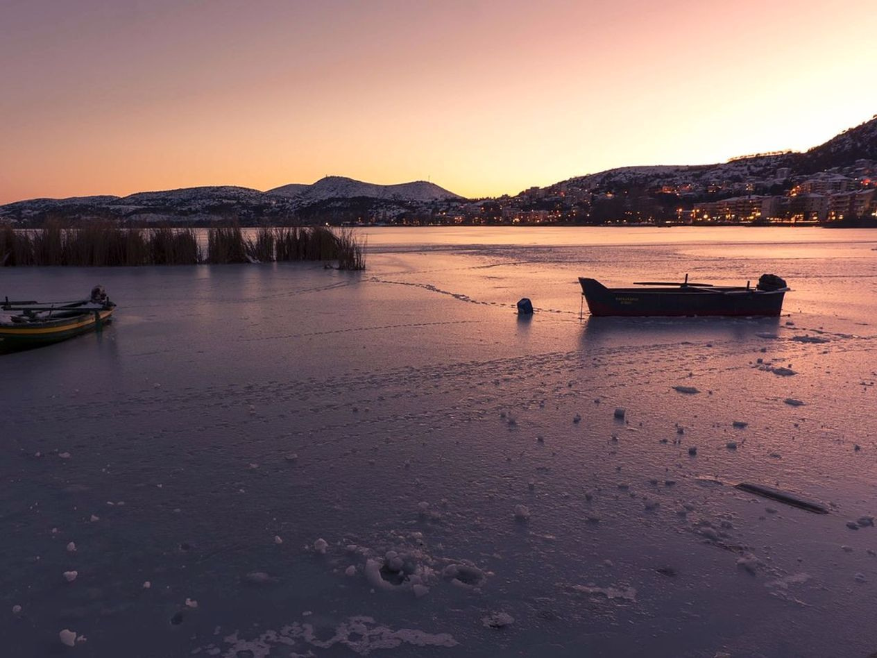 Un lago congelado bajo cielo despejado